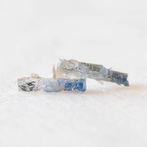 Boucles d'oreilles en cristal brut, Boucles d'oreilles bleues avec pierres précieuses brutes, Boucles d'oreilles en mosaïque ombrée, Petits clous de barre de cristal, Boucles d'oreilles avec pierre de naissance, Cadeau de demoiselle d'honneur
