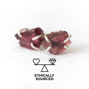 Boucles d'oreilles grenat brut - Boucles d'oreilles avec pierre de naissance de janvier - Puces d'oreilles en pierre brute - Bijoux en pierres précieuses de source éthique
