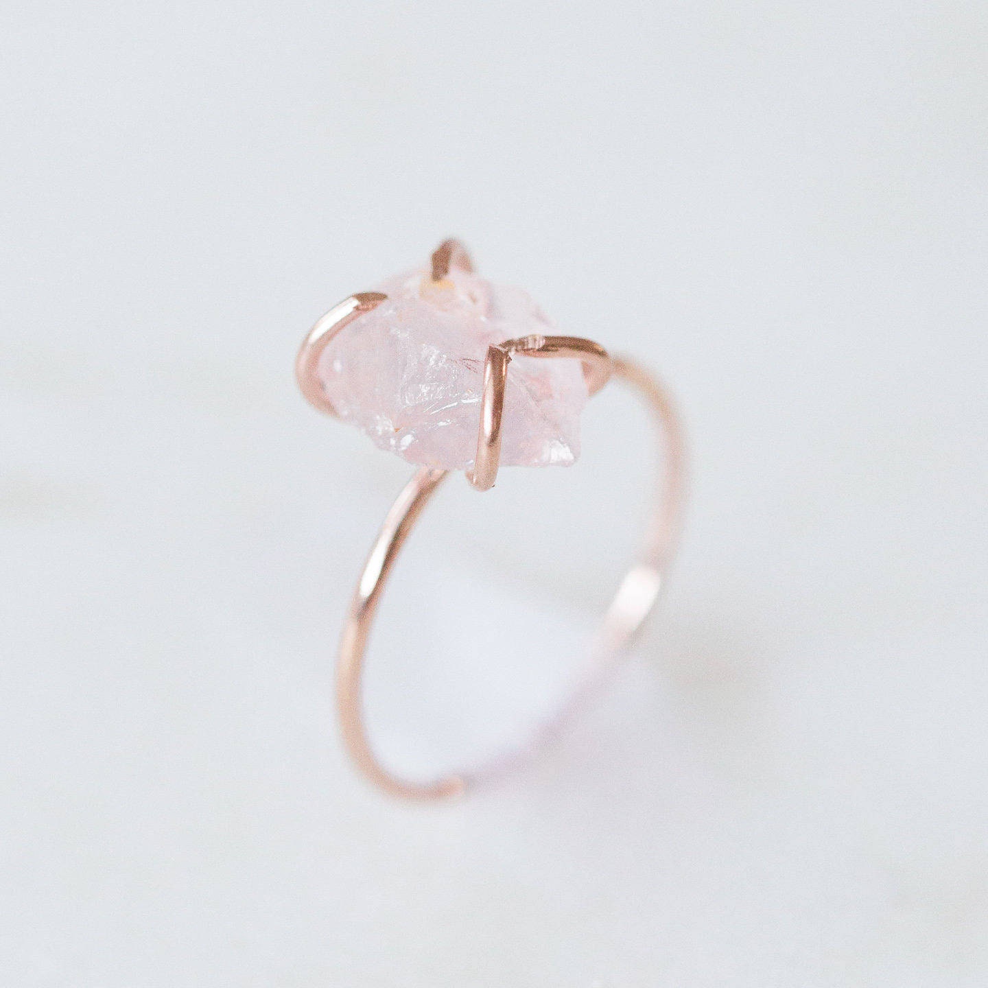 Кольцо серебро розовый. Серебряное кольцо с розовым кварцем. Кольцо с розовым кварцем в серебре. Кольцо из серебра с розовым кварцем. Кольцо из розового кварца.