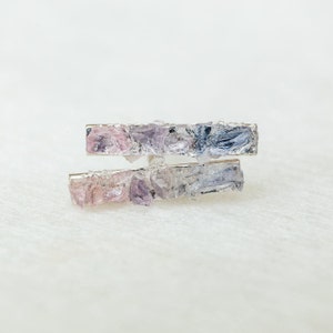 Boucles d'oreilles barre en pierres précieuses brutes, petits clous de barre, bijoux en dégradé de couleurs, boucles d'oreilles en pierre rose, boucles d'oreilles en cristal dégradé, cadeau pour un ami