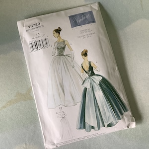 Op de afbeelding: Vintage Vogue naaipatroon voor een jurk, patroonnummer V8729, maat AA (6-8-10-12), origineel ontwerp uit 1956.