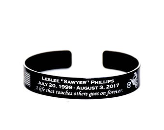 Pulsera conmemorativa de Leslee &quot;Sawyer&quot; Phillips.