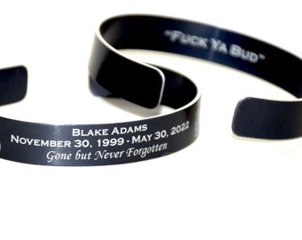 Pulsera conmemorativa grabada de Blake Adams