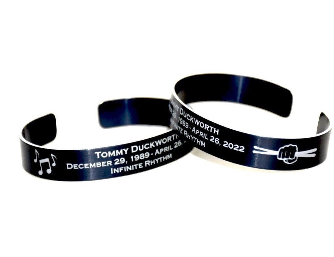 Pulsera conmemorativa grabada de Tommy Duckworth