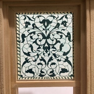 Dockhusminiatyr - Belcher-stil blått rullmönster målat glas - Fönsterdekal