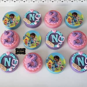 Doc McStuffins chocolate covered Oreo cookies. Doc McStuffins party favors. Doc McStuffins cake pops. Doc McStuffins cookies.