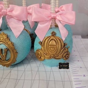 Ella inspired Candy Apples. Carriage Chocolate Apples. Princess carriage party favors. Carriage Ella&#39;s apples