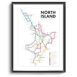 Puede incluir: Un mapa colorido de la Isla Norte de Nueva Zelanda, que muestra las principales autopistas y ciudades. El mapa está diseñado en estilo de metro, con líneas que representan diferentes rutas. El mapa se titula "North Island, New Zealand - Touring Map".
