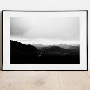 Impressão minimalista de montanha - Impressão de fotografia de paisagem - Fotografia em preto e branco - Paisagem de montanha - Snowdonia - Fotografia de belas artes