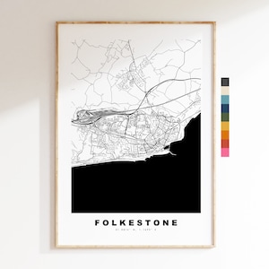 Könnte beinhalten: Ein Schwarzweiß-Kartenabdruck von Folkestone, England. Die Karte zeigt die Straßen und die Küste der Stadt. Der Name der Stadt ist unten auf der Karte zusammen mit den Koordinaten 51.0814° N, 1.1895° E. gedruckt.