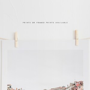 Puede incluir: Una fotograf&iacute;a enmarcada de una ciudad con edificios a lo largo de un canal. El texto "PRINTS OR FRAMED PRINTS AVAILABLE" est&aacute; impreso en la parte superior de la imagen.