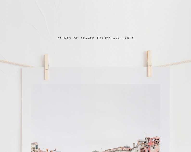 Puede incluir: Una fotograf&iacute;a enmarcada de una ciudad con edificios a lo largo de un canal. El texto "PRINTS OR FRAMED PRINTS AVAILABLE" est&aacute; impreso en la parte superior de la imagen.