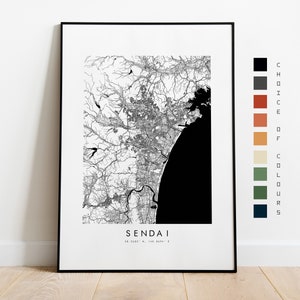 Puede incluir: Impresión de mapa de la ciudad de Sendai, Japón, en blanco y negro. El mapa está enmarcado en un marco negro y tiene un fondo blanco. El mapa muestra las calles y las vías fluviales de la ciudad. El título "Sendai" está impreso debajo del mapa.