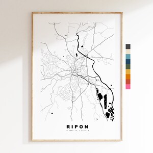 Puede incluir: Un mapa de líneas en blanco y negro de Ripon, Wisconsin. El mapa muestra las calles, los ríos y otras características de la ciudad. El texto "RIPON" y las coordenadas "54.1341° N, 88.3238° W" están impresas debajo del mapa.