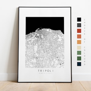 Puede incluir: Impresión de mapa en blanco y negro de Trípoli, Líbano, con una guía de paleta de colores. La paleta de colores incluye negro, gris, naranja, beige, verde y azul.