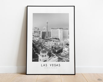 Könnte beinhalten: Schwarzweißfoto der Skyline von Las Vegas mit dem Nachbau des Eiffelturms, dem High Roller Riesenrad und anderen Wahrzeichen. Der Text "LAS VEGAS" und Koordinaten sind unter dem Bild gedruckt.