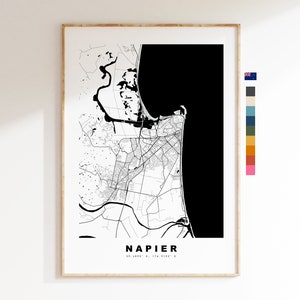 Puede incluir: Impresión de un mapa de Napier, Nueva Zelanda, en blanco y negro, con el nombre de la ciudad y las coordenadas en la parte inferior. El mapa muestra la costa y las calles de la ciudad.