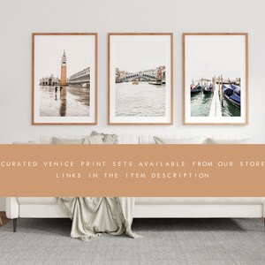 Puede incluir: Tres fotograf&iacute;as enmarcadas de Venecia, Italia. La primera foto muestra el Campanile de San Marcos, la segunda foto muestra un puente sobre un canal y la tercera foto muestra g&oacute;ndolas atracadas en un muelle.