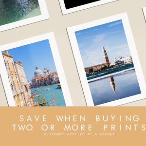 Puede incluir: Un conjunto de fotograf&iacute;as enmarcadas de Venecia, Italia. Las fotos muestran vistas del Gran Canal, el Palacio Ducal y el Campanile. El texto "SAVE WHEN BUYING TWO OR MORE PRINTS" se muestra en la parte inferior de la imagen.