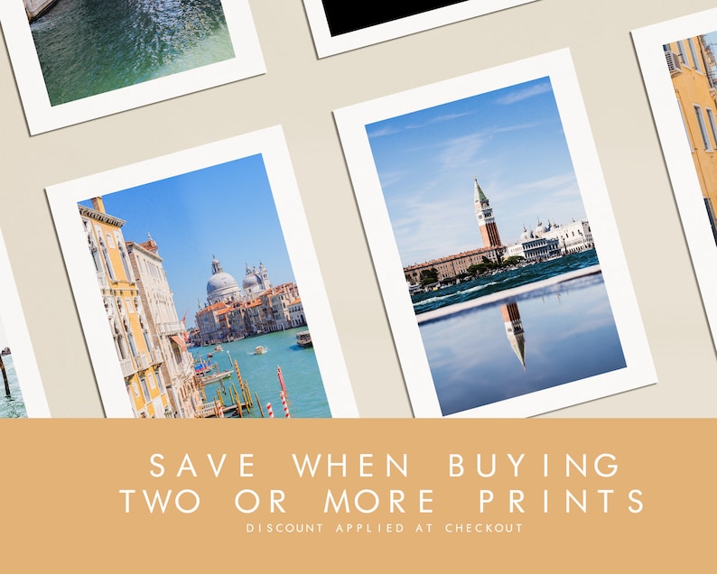 Puede incluir: Un conjunto de fotograf&iacute;as enmarcadas de Venecia, Italia. Las fotos muestran vistas del Gran Canal, el Palacio Ducal y el Campanile. El texto "SAVE WHEN BUYING TWO OR MORE PRINTS" se muestra en la parte inferior de la imagen.