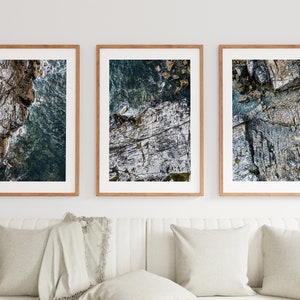 Conjunto de impressão de paisagens oceânicas acidentadas - Conjunto de impressão oceânica - Paisagem rochosa - Cinza - Azul - Minimalista - Moderno - Arte de parede costeira - Foto aérea