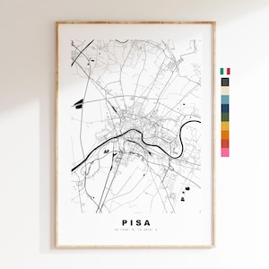 Può includere: Una mappa di Pisa, Italia, in bianco e nero. La mappa mostra le strade e le vie d'acqua della città. Il testo "PISA" è stampato sotto la mappa, insieme alle coordinate "43.7228° N, 10.4018° E".