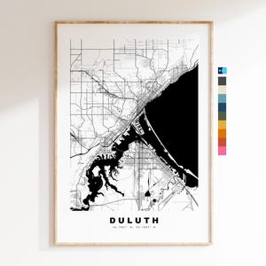 Puede incluir: Impresión de mapa en blanco y negro de Duluth, Minnesota con el nombre de la ciudad y las coordenadas en la parte inferior. El mapa muestra las calles y vías fluviales de la ciudad.