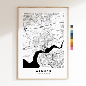 Puede incluir: Impresión de un mapa de Widnes, Inglaterra, en blanco y negro. El mapa muestra las calles y vías fluviales de la ciudad. El texto "Widnes" y las coordenadas "53.3416° N, 2.7336° W" están impresas debajo del mapa.
