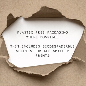 Puede incluir: Primer plano de un trozo de papel marr&oacute;n rasgado con un trozo de papel blanco debajo. El papel blanco tiene el texto "Embalaje libre de pl&aacute;stico donde sea posible. Esto incluye mangas biodegradables para todas las impresiones m&aacute;s peque&ntilde;as."