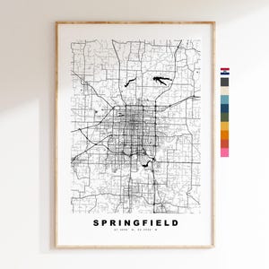 Pode incluir: Mapa de Springfield, Missouri, em preto e branco. O mapa mostra as ruas e estradas da cidade. O nome da cidade está impresso abaixo do mapa com as coordenadas 37.2096° N, 93.2923° W.