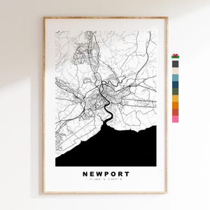 Może przedstawiać: Czarno-biała mapa Newport w Walii, z nazwą miasta i współrzędnymi wydrukowanymi poniżej. Mapa jest oprawiona w jasną drewnianą ramę.
