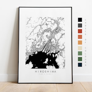Puede incluir: Impresión de un mapa en blanco y negro de Hiroshima, Japón, con el nombre de la ciudad y las coordenadas en la parte inferior. Una paleta de colores se muestra en el lado derecho de la impresión con la palabra "CHOICE OF COLORS" escrita verticalmente.
