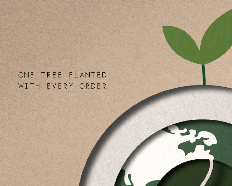 以下が含まれることがあります： 茶色の紙の背景に、黒い文字で「ONE TREE PLANTED WITH EVERY ORDER」と書かれています。緑色の芽が2枚の葉を出し、地球の紙切り細工から生えています。