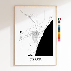 Puede incluir: Un mapa en blanco y negro de Tulum, México, con el nombre de la ciudad y sus coordenadas impresas en la parte inferior. El mapa muestra la costa y el área circundante.