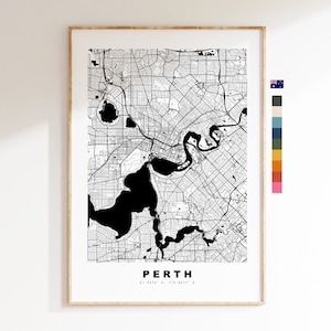 Puede incluir: Impresión de un mapa de Perth, Australia, en blanco y negro. El mapa muestra las calles, vías fluviales y puntos de referencia de la ciudad. El texto "PERTH" y las coordenadas "31.9514° S, 115.8607° E" están impresas debajo del mapa.