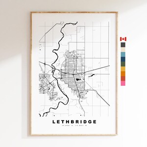 Puede incluir: Mapa en blanco y negro de Lethbridge, Alberta, Canadá. El mapa muestra las calles, los ríos y otras características de la ciudad. El nombre de la ciudad está impreso en la parte inferior del mapa.