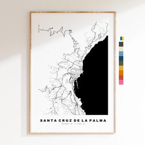 Puede incluir: Mapa de línea de arte en blanco y negro de Santa Cruz de la Palma, una ciudad en la isla de La Palma en las Islas Canarias, España. El mapa muestra las calles de la ciudad, la costa y las montañas circundantes. El texto "SANTA CRUZ DE LA PALMA" está impreso debajo del mapa.