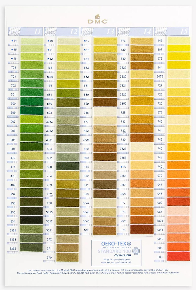 Op de afbeelding: Een DMC-kleurenkaart met rijen garenstalen in verschillende tinten groen, geel, oranje en bruin. De kaart is gelabeld met nummers en het DMC-logo. De tekst "OEKO-TEX&reg; CONFIDENCE IN TEXTILES STANDARD 100% CQ 514/2 IFTH" is op de kaart gedrukt.