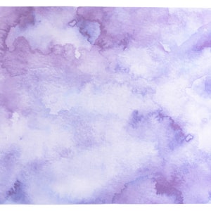 Pode incluir: Fundo abstrato de aquarela com tons de roxo e azul. As cores s&atilde;o misturadas para criar um efeito suave e de sonho.