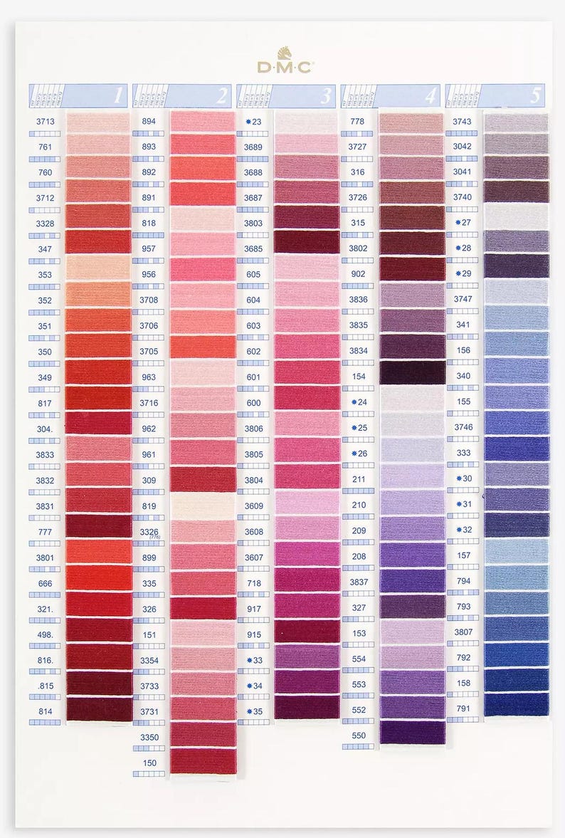 Op de afbeelding: DMC borduurgaren kleurkaart met rijen van verschillende tinten roze, rood, paars en blauw garen. De kaart is gelabeld met DMC borduurgaren nummers.
