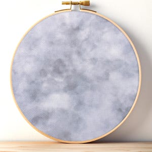 Zilvergrijze wolken Aida-stof – bedrukte kruissteekdoek – handgeverfde look – 14/16 / 18/20 count – hemel, storm, gotische achtergrond