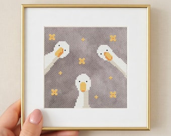 Mini schema per punto croce con oche che sbirciano, simpatico disegno di ricamo di animali fai da te, adatto ai principianti