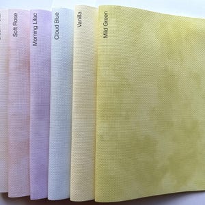 以下が含まれることがあります： 斑点のあるマット仕上げのセラミックマグカップ3個セット。マグカップはクリーム色、ライトグレー、ダークグレーです。各マグカップはシンプルでミニマルなデザインです。