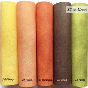 Op de afbeelding: Vijf verticale rollen van 32 ct. Linen stof in verschillende kleuren: geel gelabeld 30-Honey, lichtoranje gelabeld 29-Peach, donkeroranje gelabeld 27-Pumpkin, bruin gelabeld 26-Wood en lichtgroen gelabeld 28-Apple, allen met een zichtbare weefstructuur.