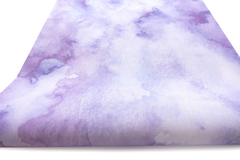 Pode incluir: Um tapete de ioga de aquarela roxo e branco com uma superf&iacute;cie macia e texturizada.