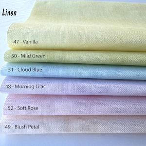 Peut inclure: Une pile d'échantillons de tissu 32 ct. Linen en six couleurs pastel. Les étiquettes sont 47 - Vanilla, 50 - Mild Green, 51 - Cloud Blue, 48 - Morning Lilac, 52 - Soft Rose et 49 - Blush Petal. Chaque tissu présente une texture tissée visible.