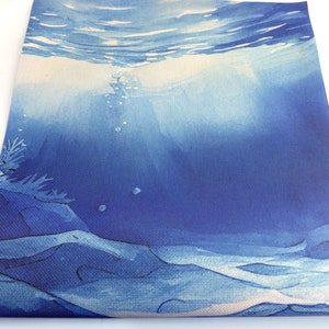 Könnte beinhalten: Ein Aquarellbild einer Unterwasser-Szene in Blau- und Weißtönen. Das Bild zeigt einen felsigen Meeresboden mit Korallen und Blasen, die an die Oberfläche steigen.