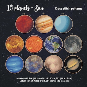 Puede incluir: Diez patrones de punto de cruz de planetas y el sol, cada uno en un aro circular. Los patrones muestran diseños detallados de cuerpos celestes, con el texto "10 planets + Sun" y "Cross stitch patterns". El patrón de Saturno mide 22 cm x 16 cm.