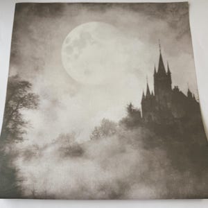 Könnte beinhalten: Sepiafarbene Abbildung eines Schlosses auf einem Hügel unter einem Vollmond. Das Schloss hat mehrere Türme und ist von Bäumen und Nebel umgeben. Der Mond ist groß und hell, was eine geheimnisvolle und gotische Atmosphäre schafft.