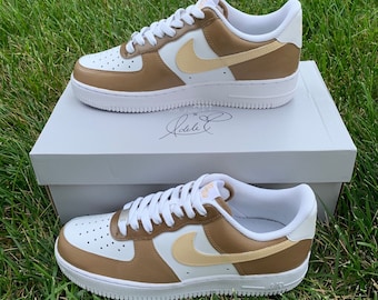 Zapatillas Air Force 1 personalizadas pintadas a mano en tonos neutros nude. Zapatillas color café.